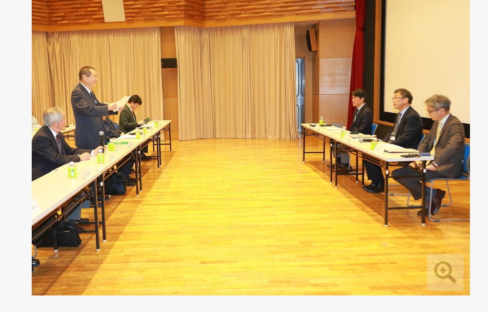 請願書を読み上げています。