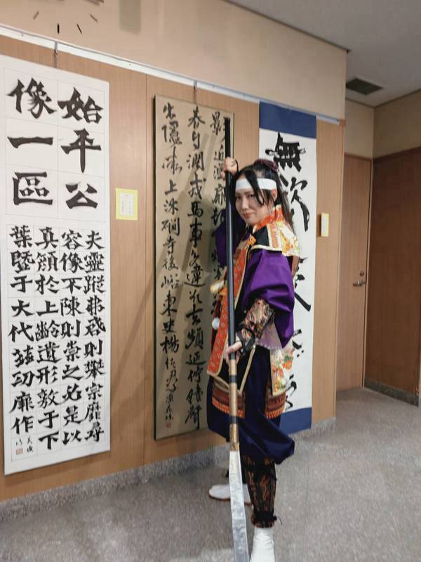 衣装を着てポーズをとる道雪会のメンバー