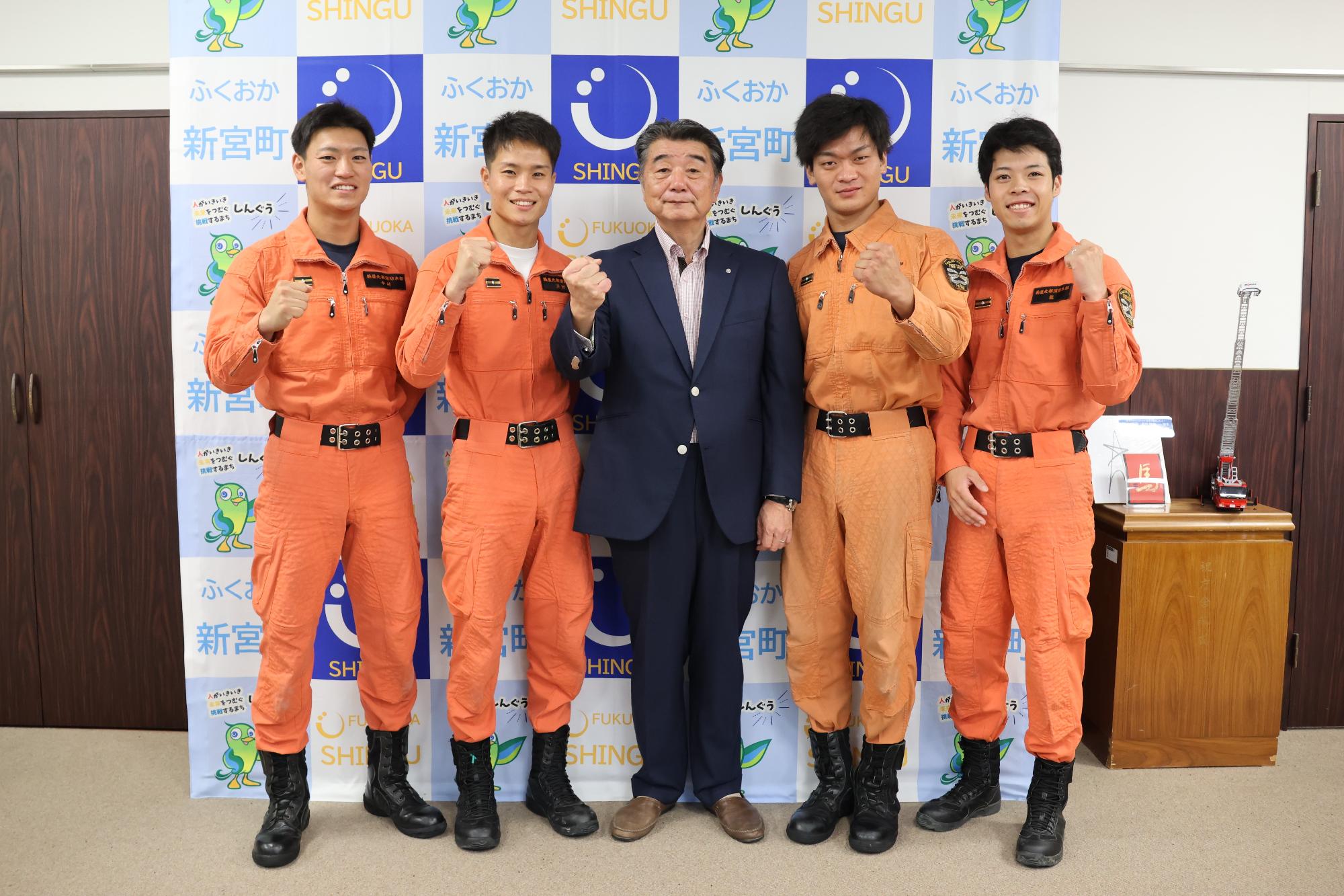 粕屋北部消防本部の隊員のみなさんと町長の集合写真