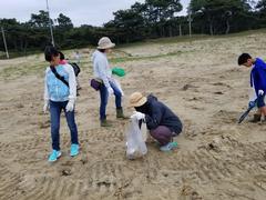 新宮町クリーン作戦に参加した方々が海岸のゴミ拾いをしている様子の写真