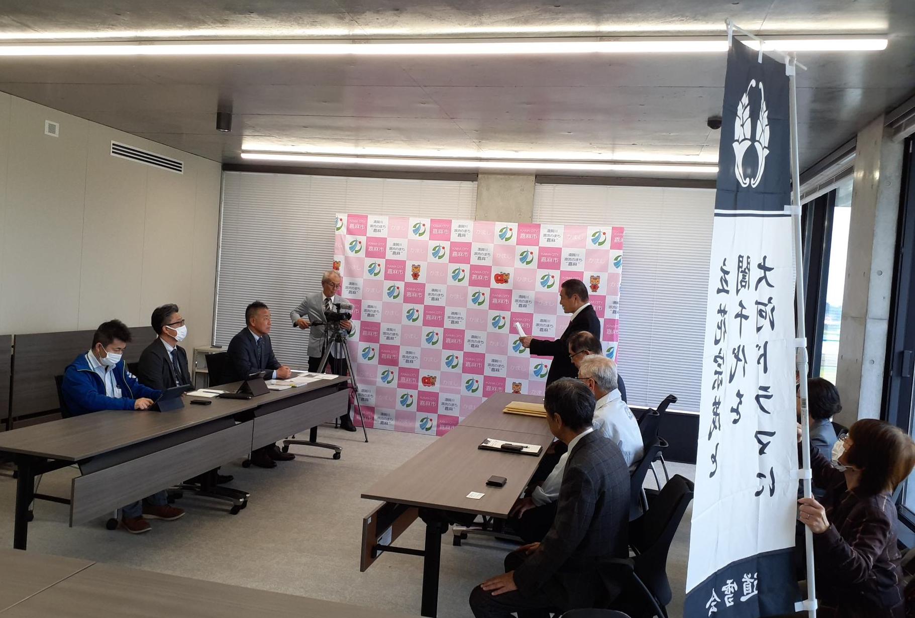 嘉麻市長に説明する道雪会会長
