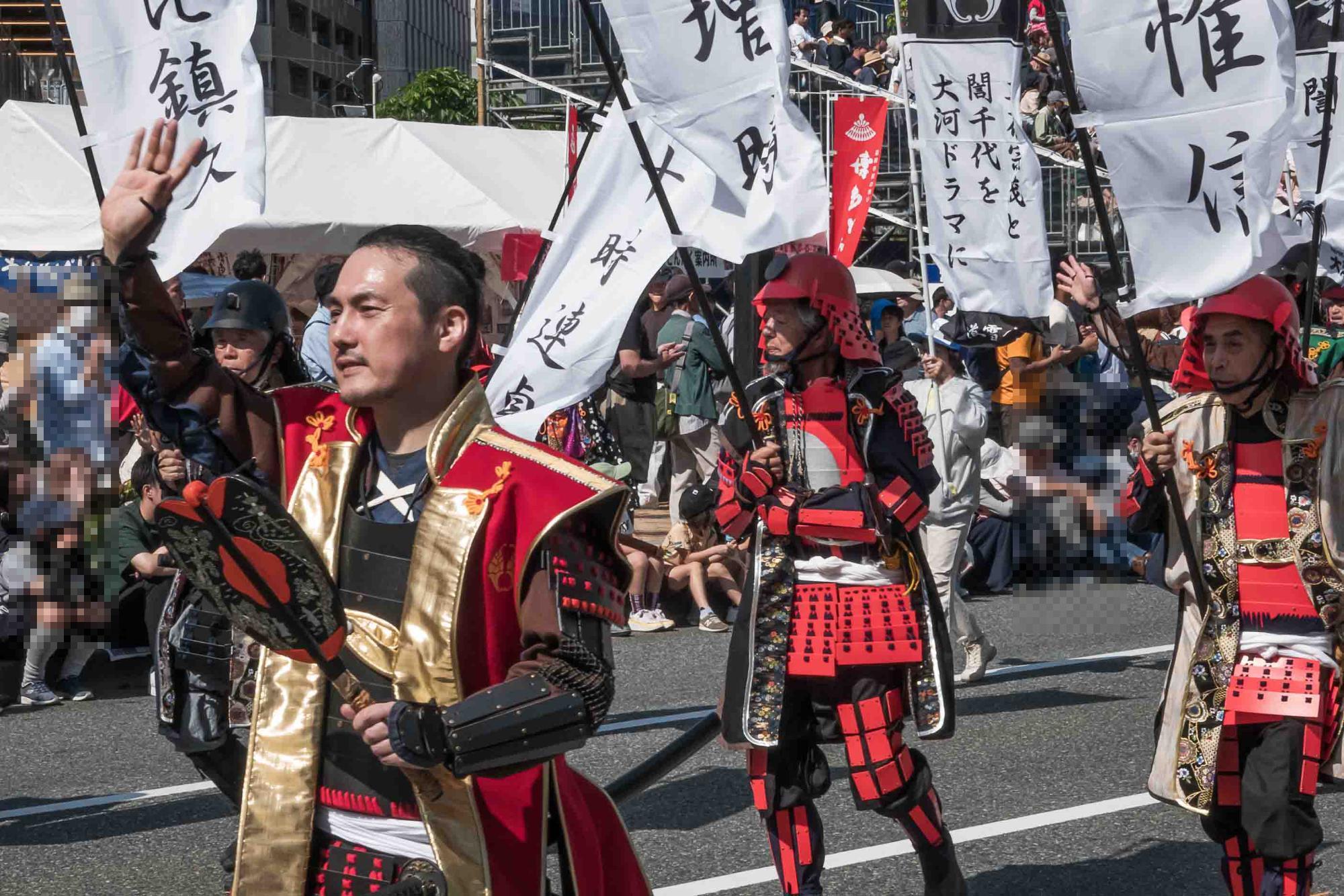 どんたくパレードの様子よろいかぶとを身に着けた会員