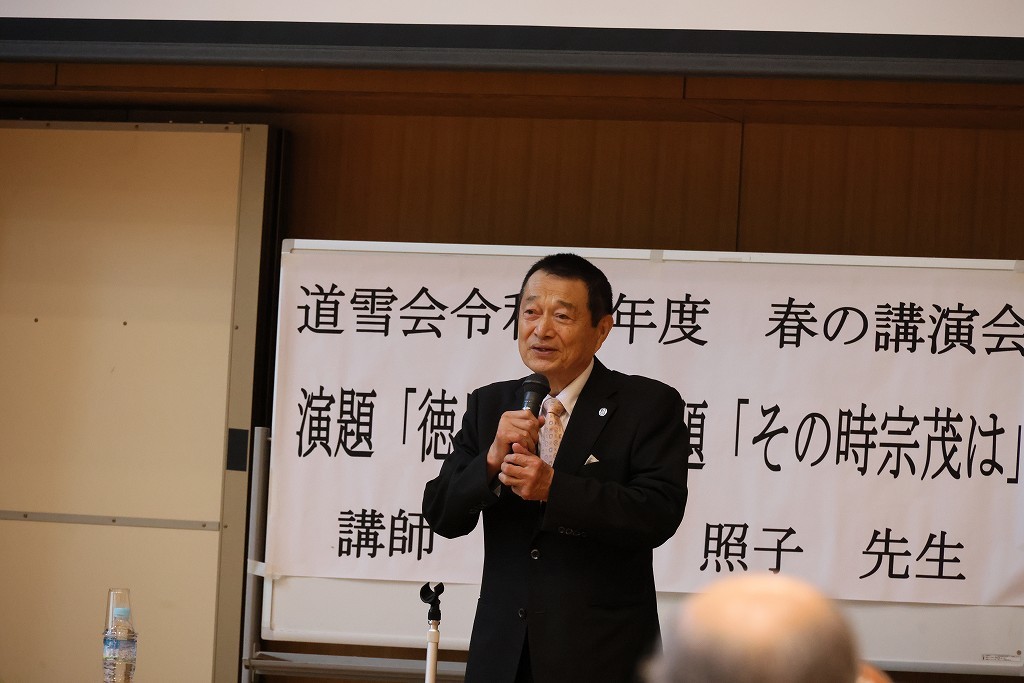 R6道雪会春の講演会であいさつする杉尾会長