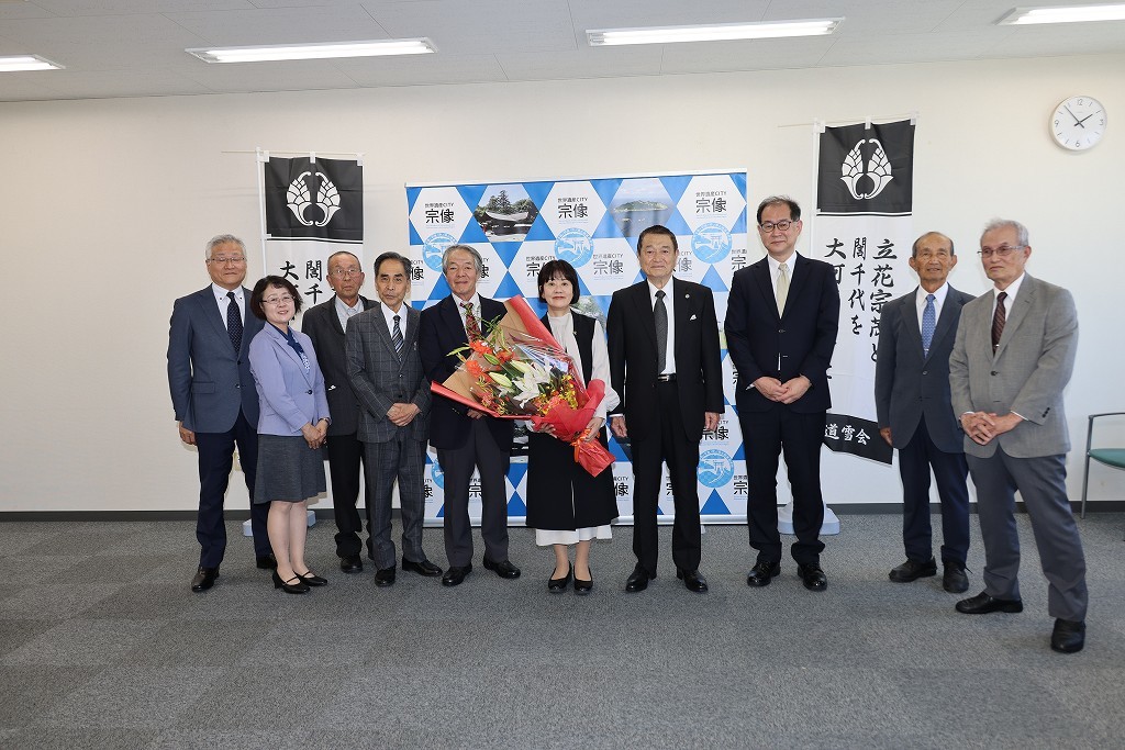 宗像市長を表敬訪問した際の集合写真