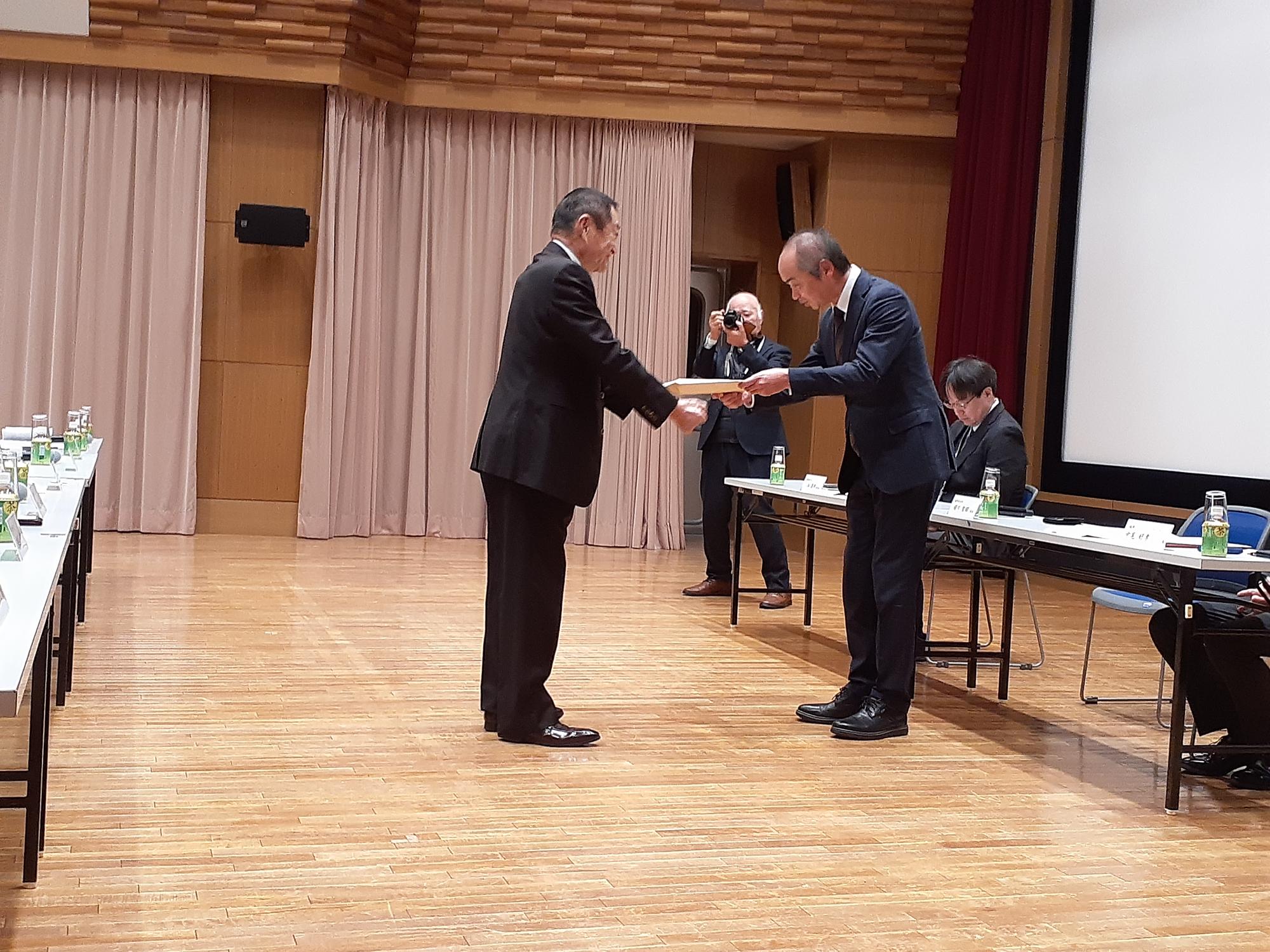 請願書を渡す杉尾会長