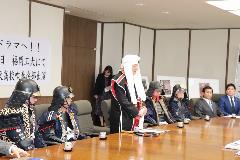 県知事に挨拶をする杉尾会長
