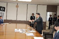 道雪会に挨拶をする服部知事