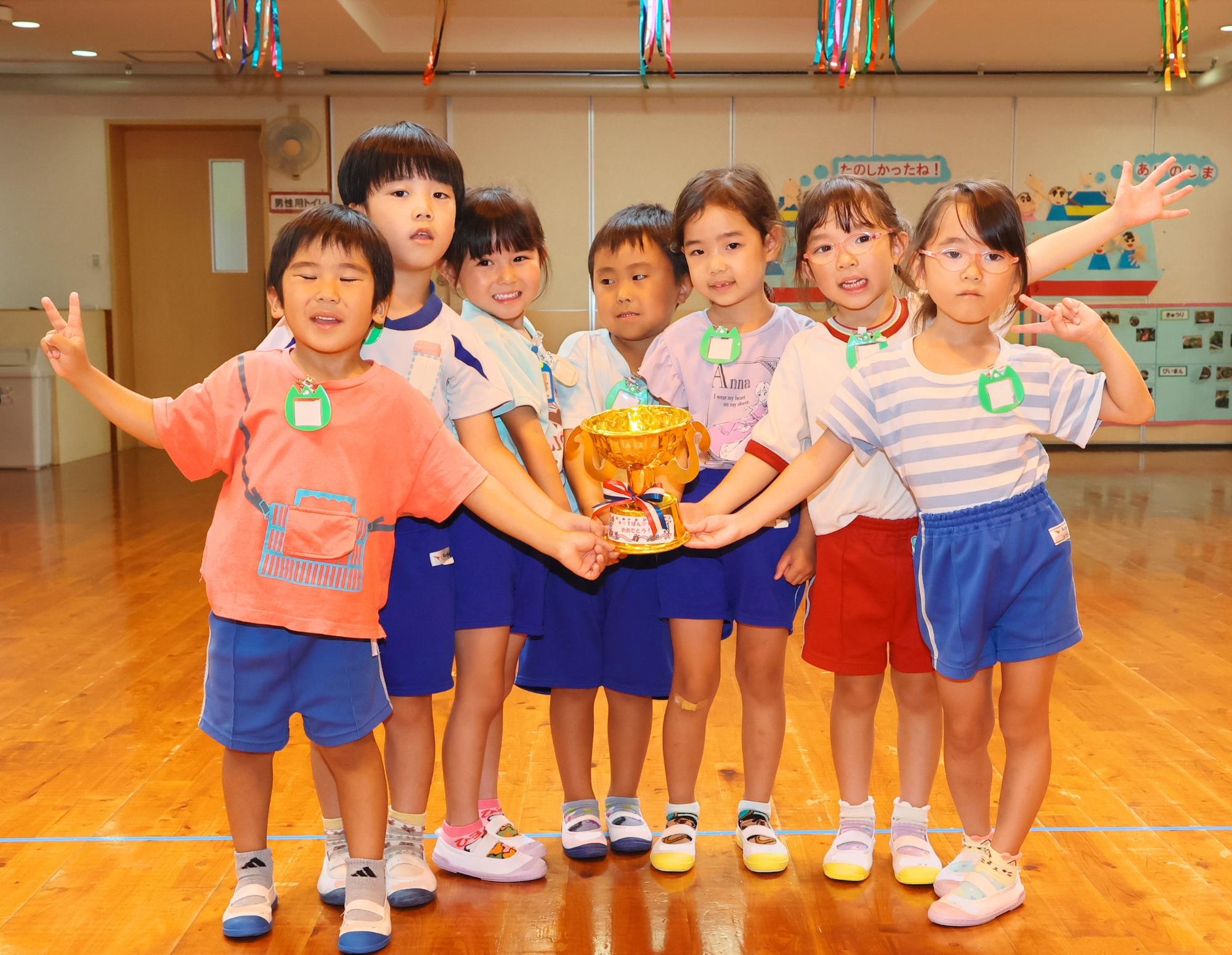 優勝トロフィーをもらって喜んでいるところ