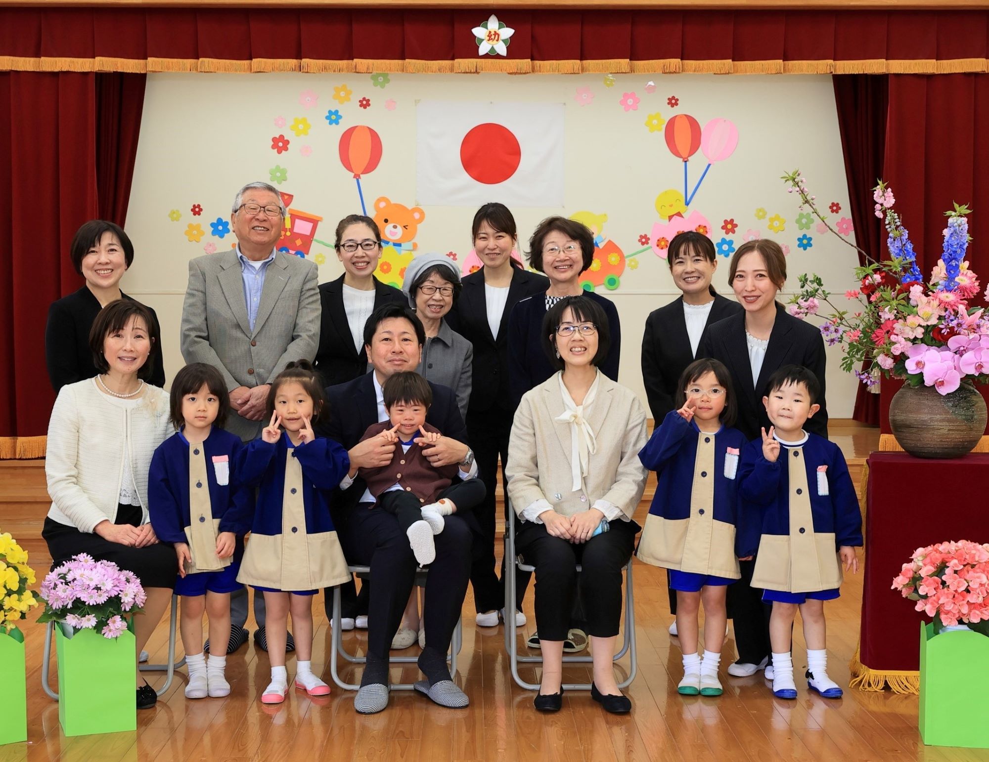 新入園児を囲んで集合写真を撮りました