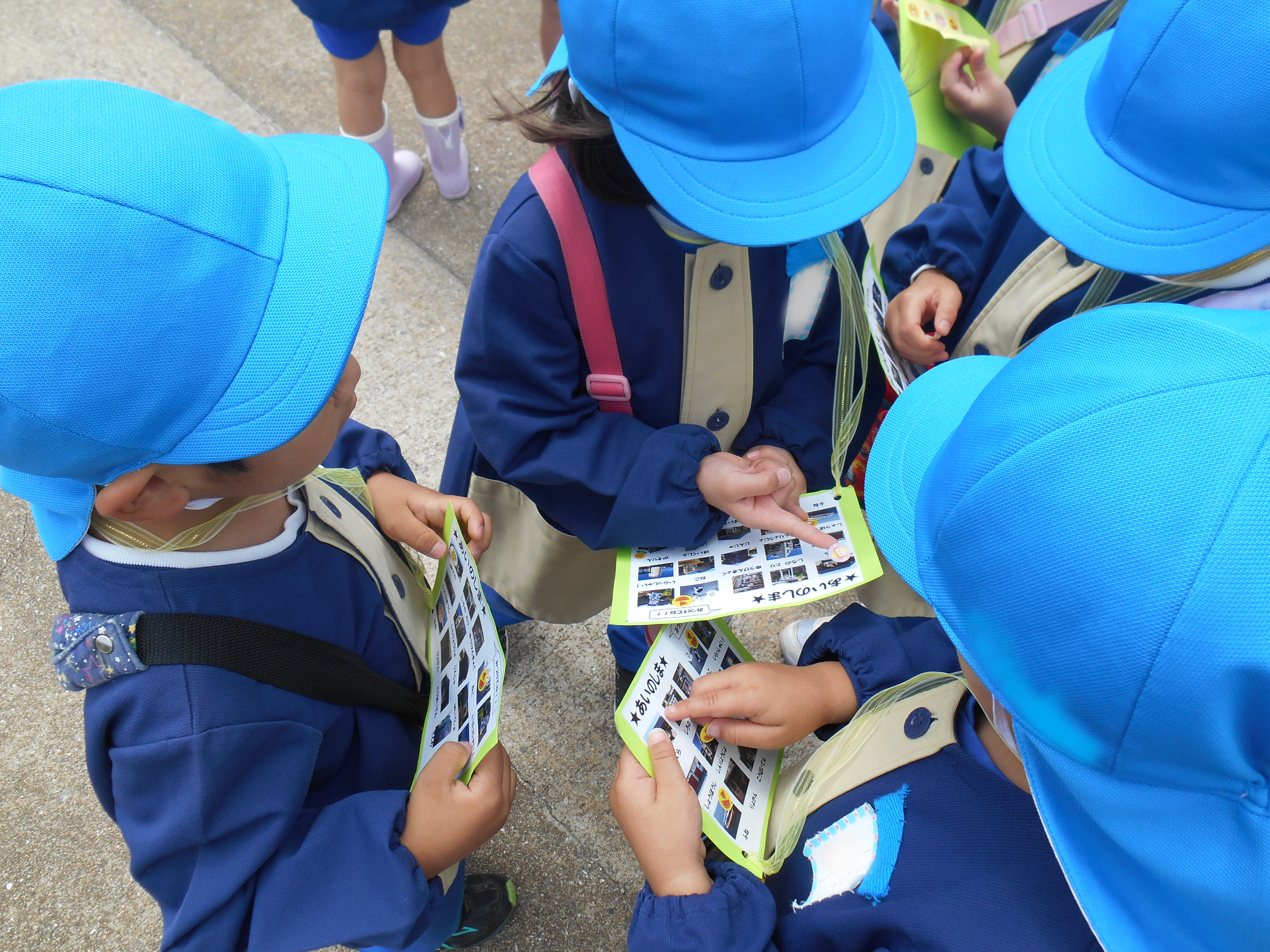 探検カードを見合っている年長さん