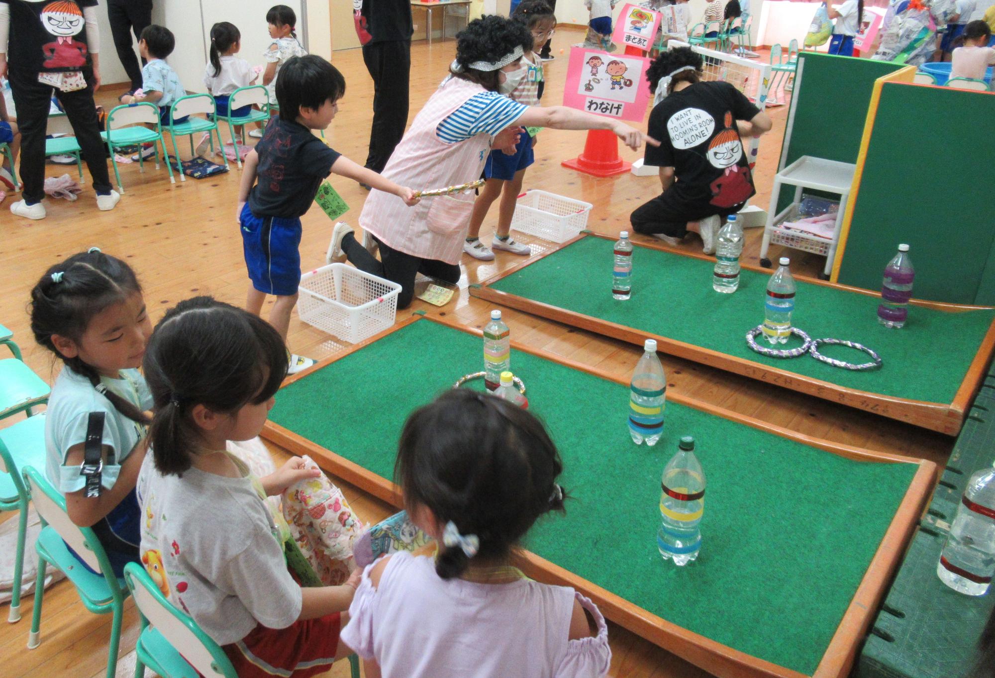 輪投げをしている園児たち