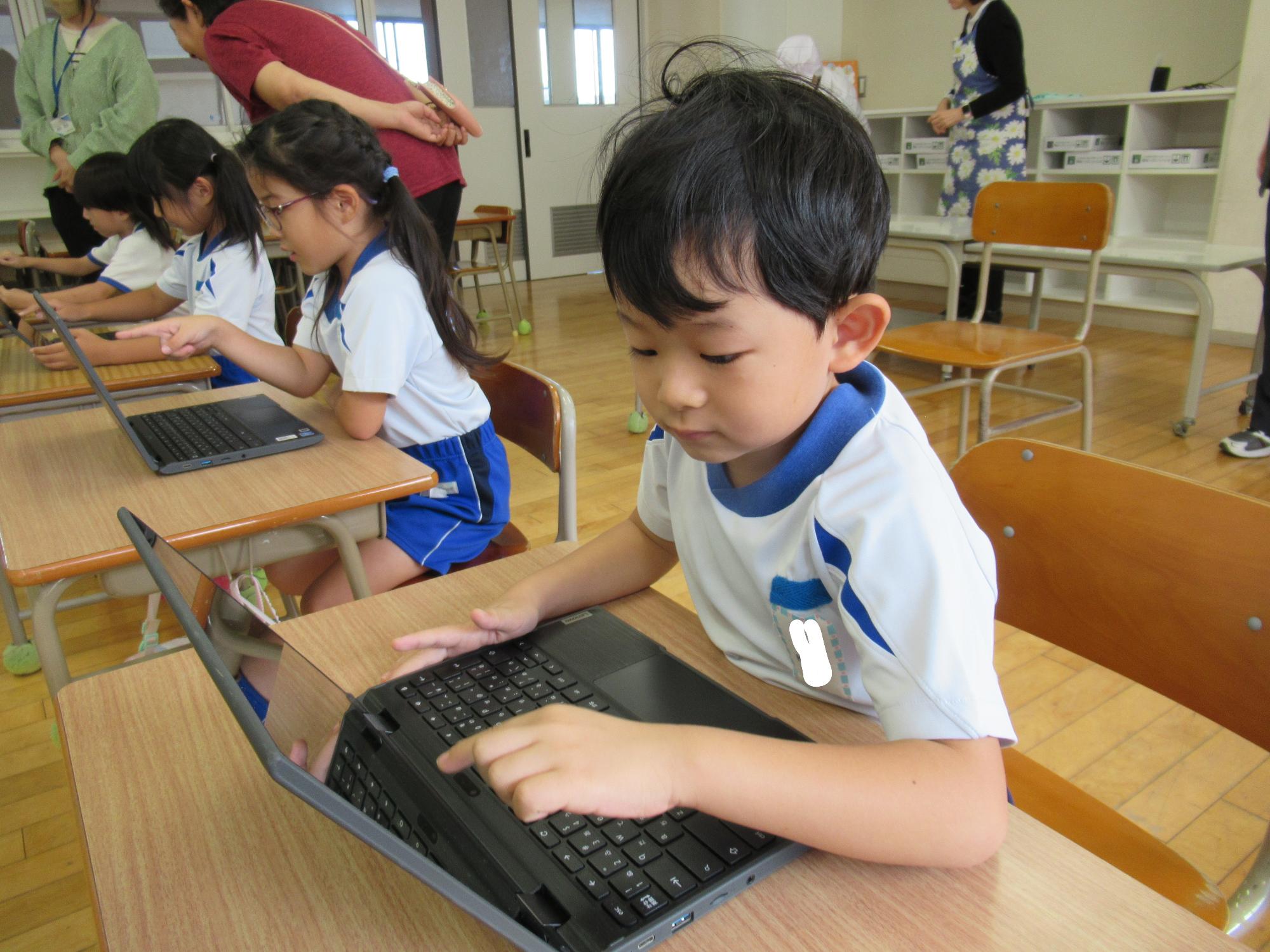 タブレットをを嬉しそうに操作している年長さん