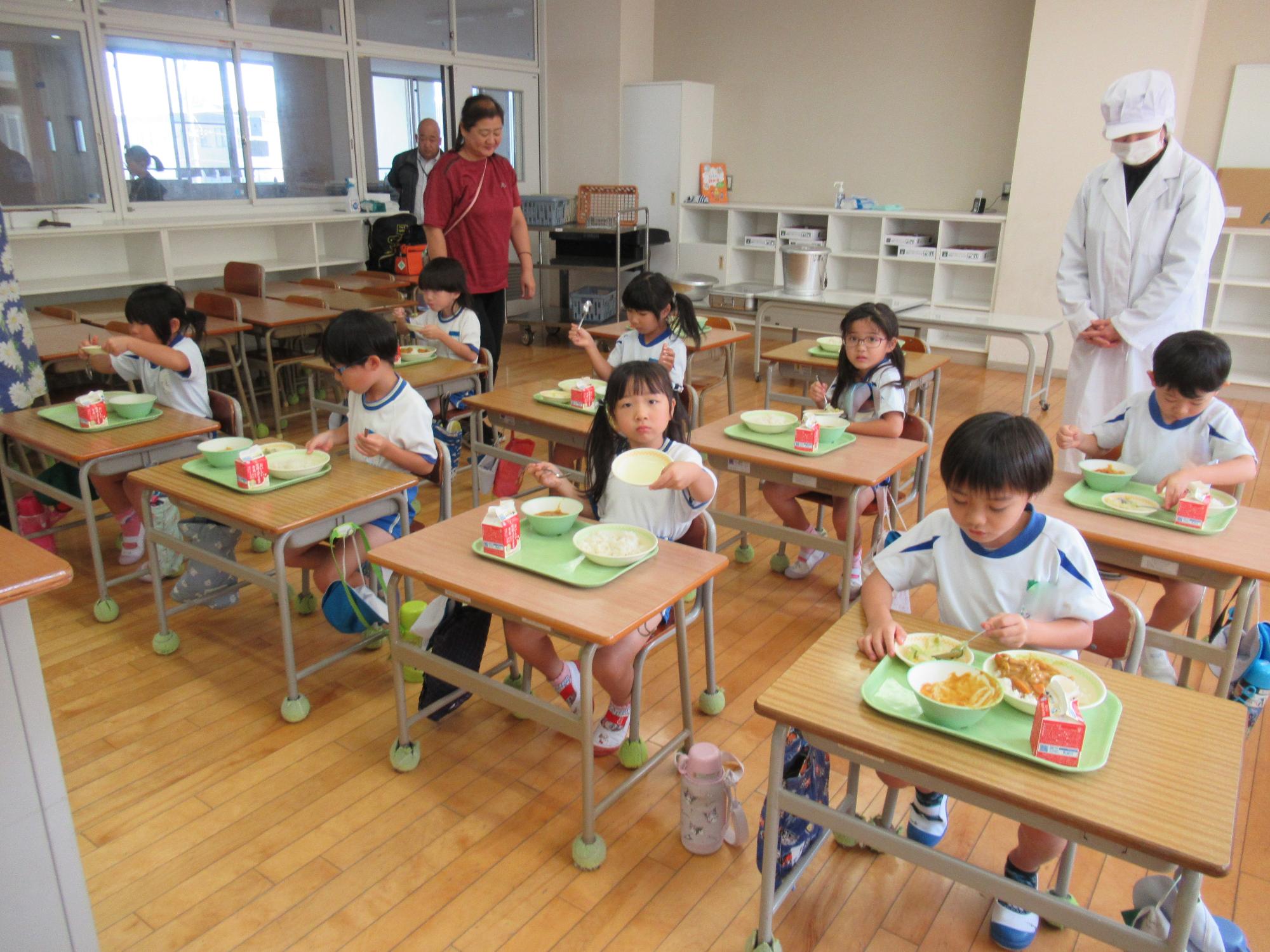 給食を残さず食べて嬉しそうな年長さん