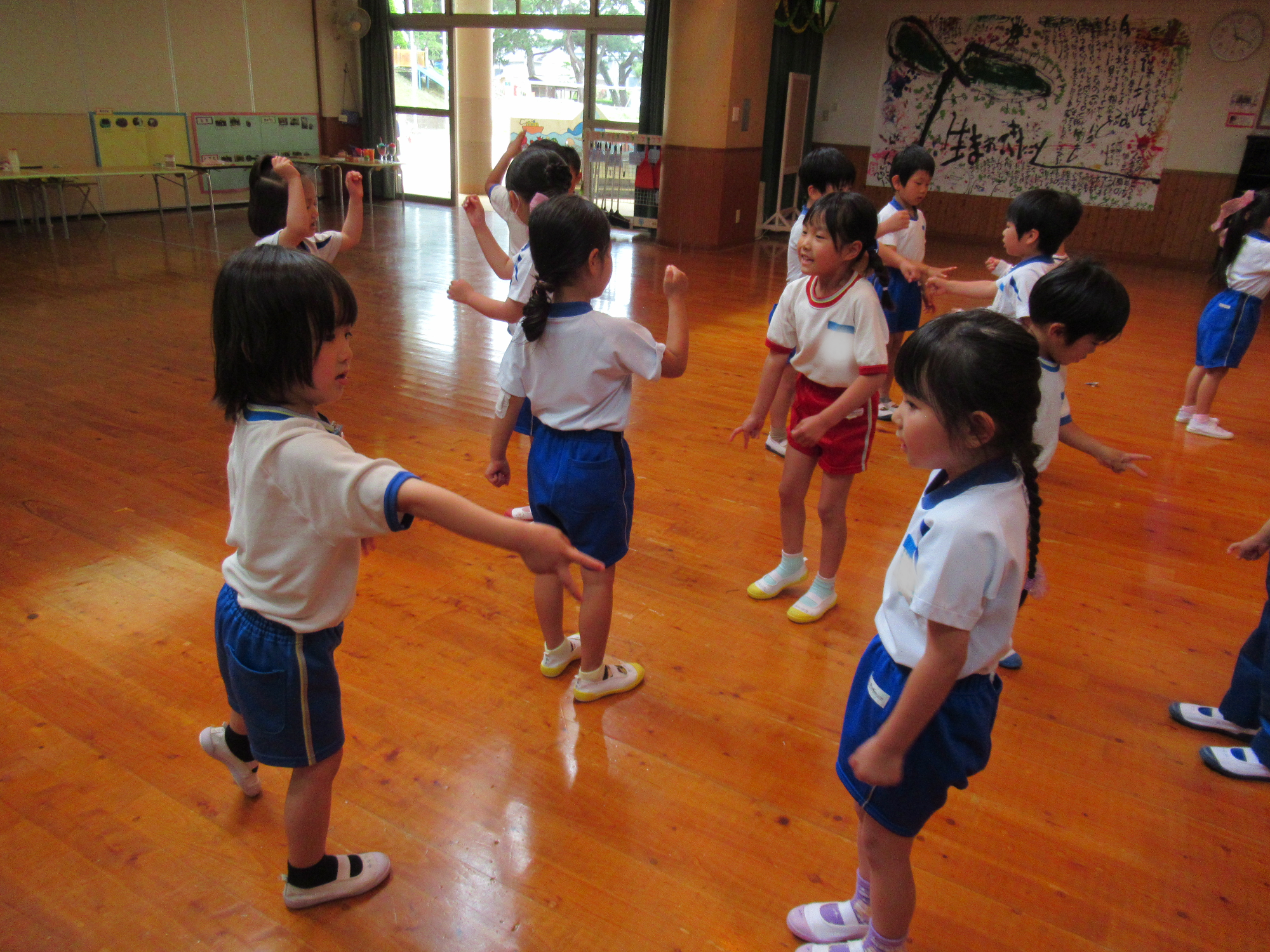 立花幼稚園ノ年長さんと触れ合い遊びをしている新宮幼稚園の年長さん