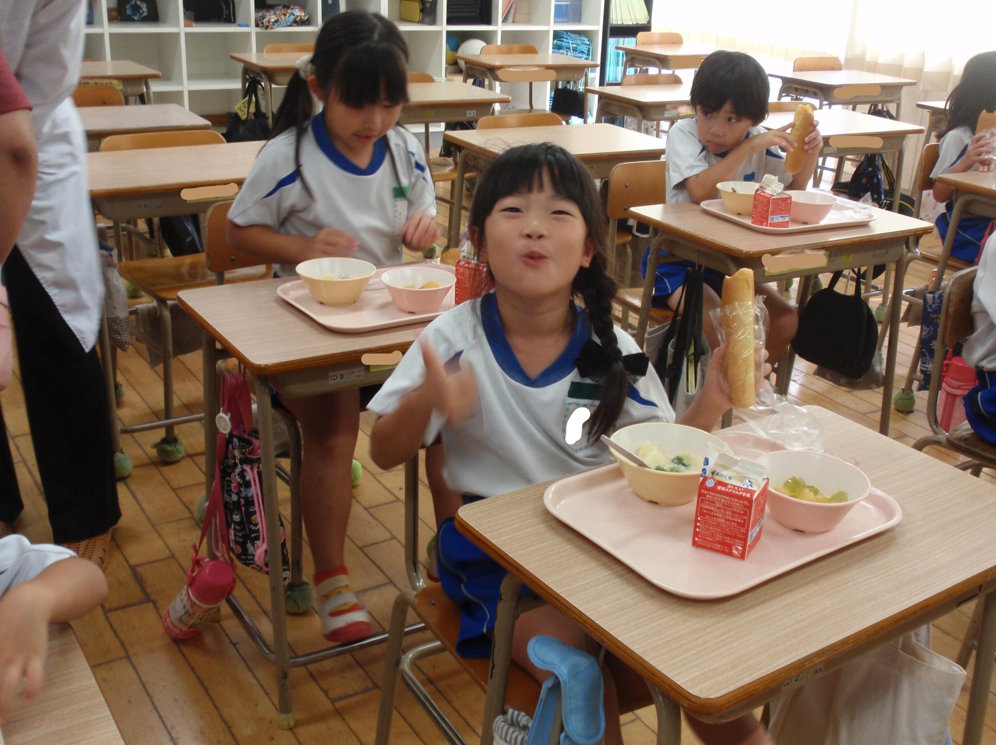 給食を食べる年長さん