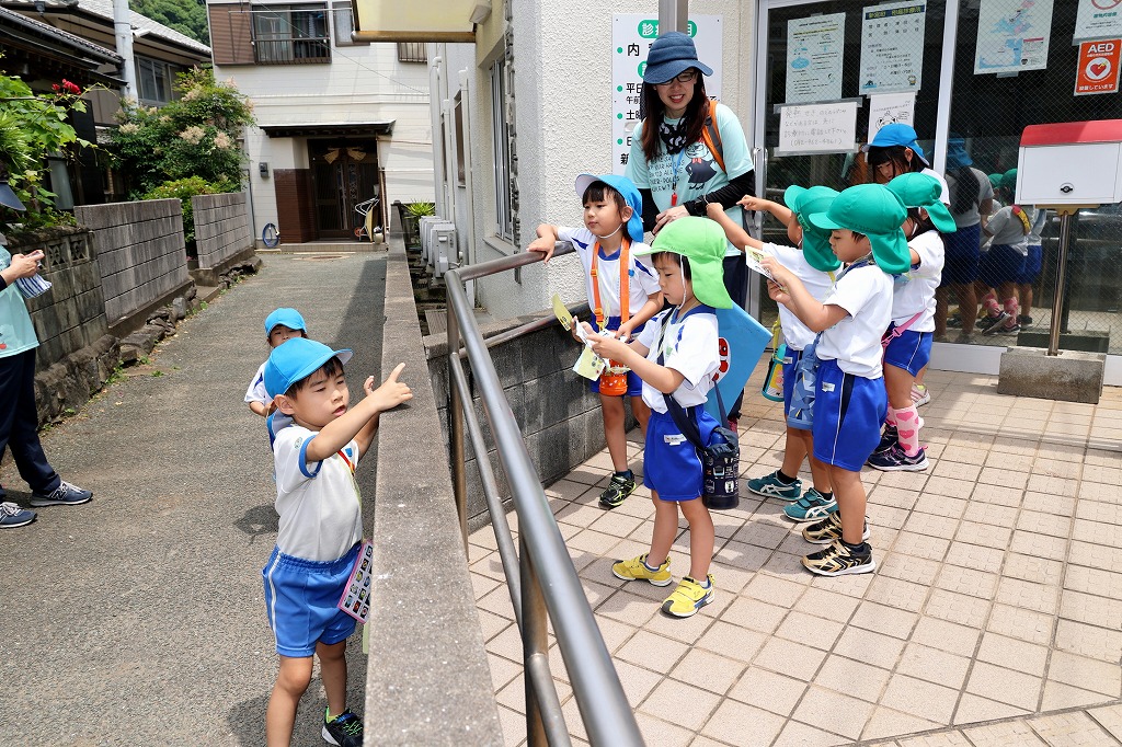 園児たちが相島診療所の前に集まっている様子