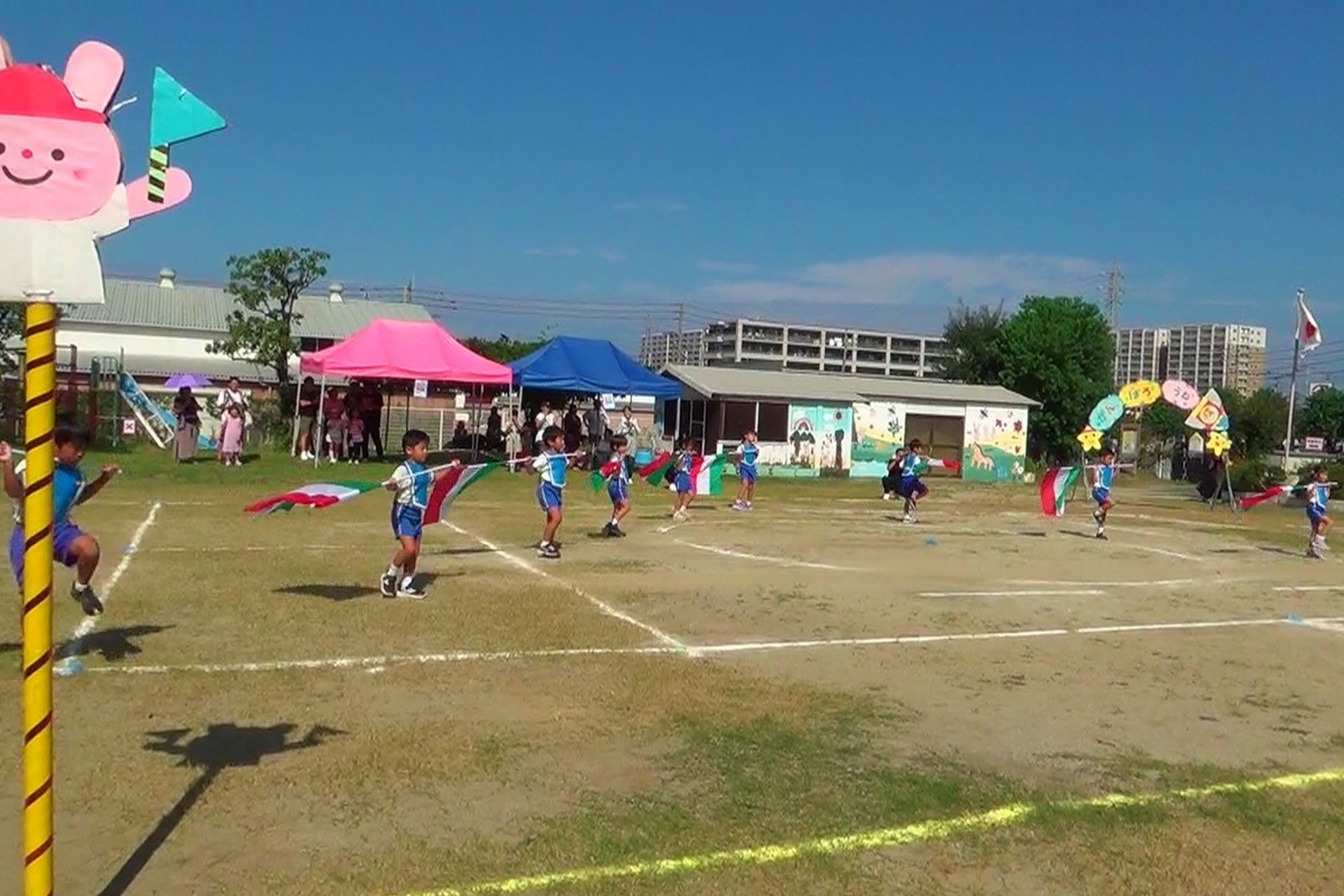 演技を披露する子どもたち