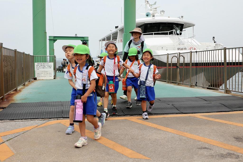 園児たちが、笑顔で船から降りてきた様子