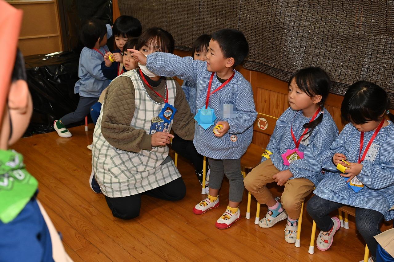 年少男児が。何かを指さして話している様子