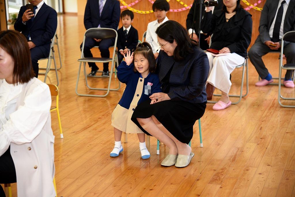 名前を呼ばれた女児が手を挙げている様子