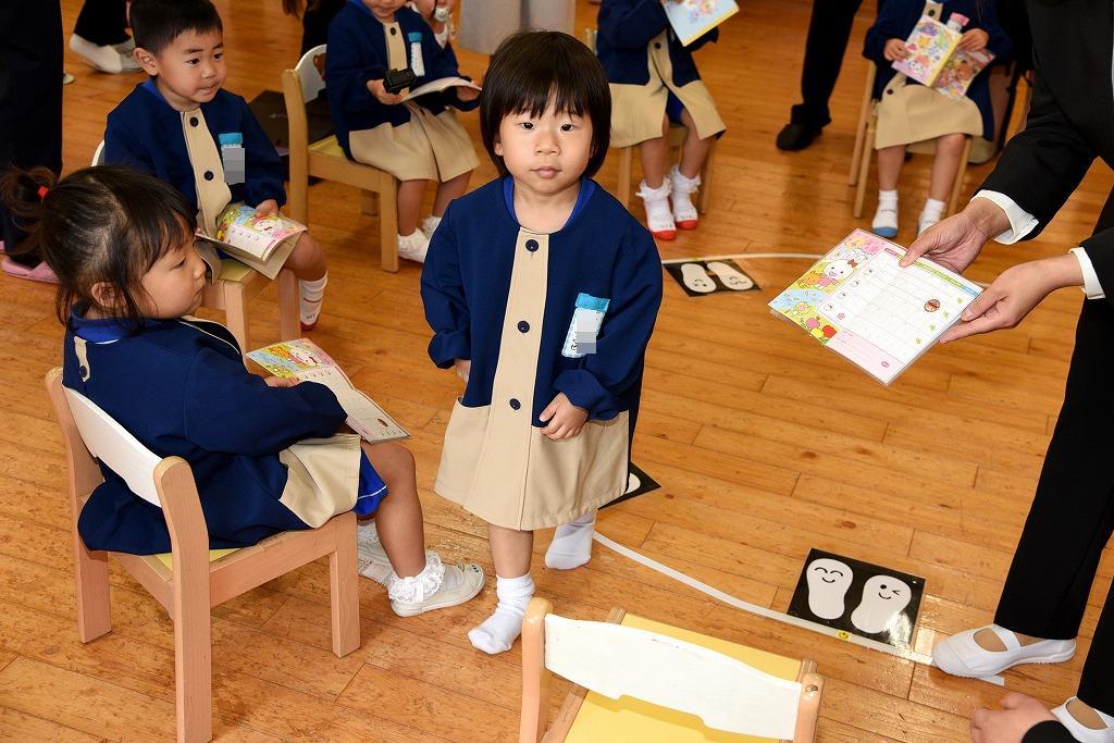 男児がシール長をもらいに来ている様子