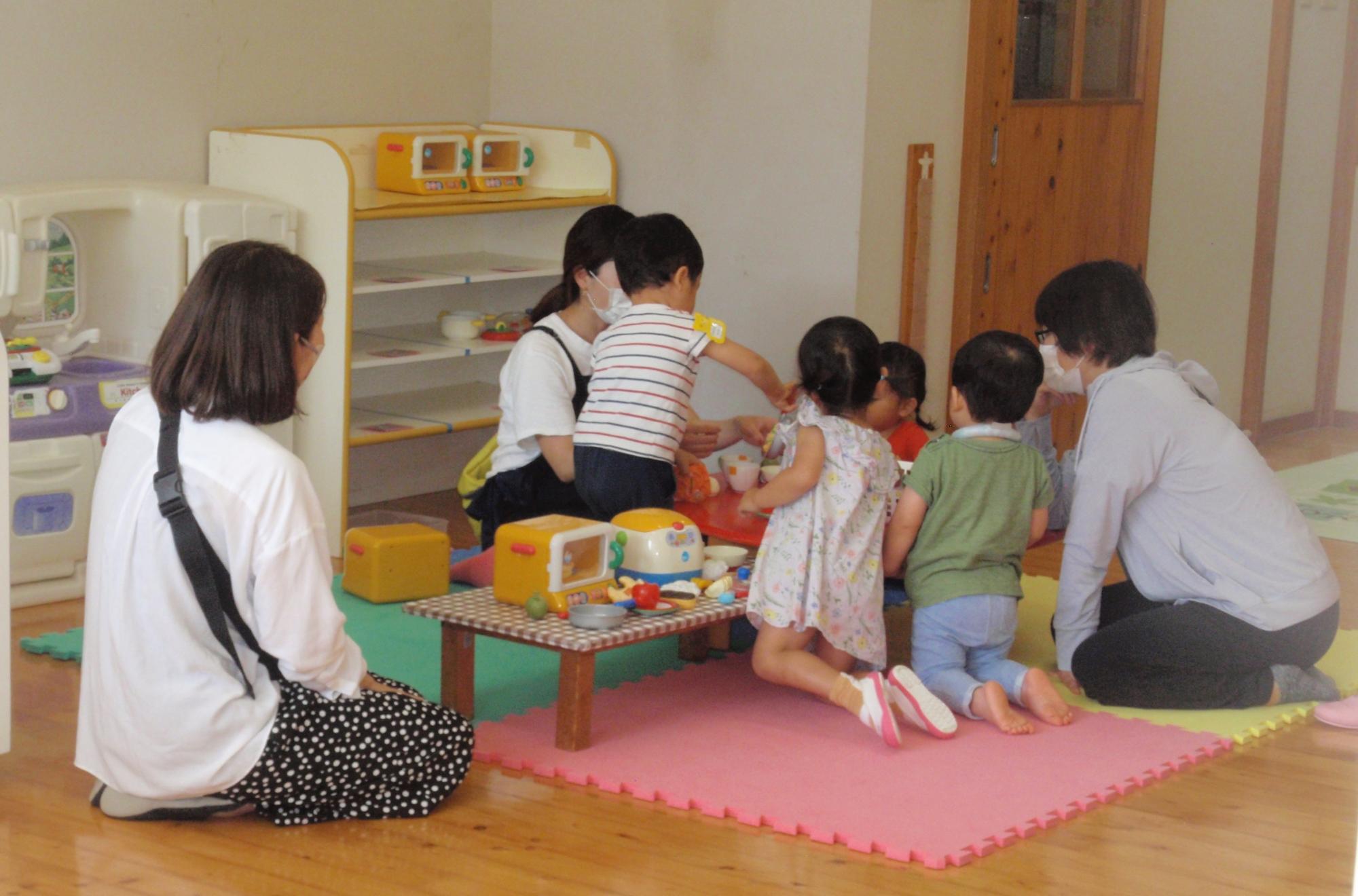 プレイルームで遊ぶ参加親子