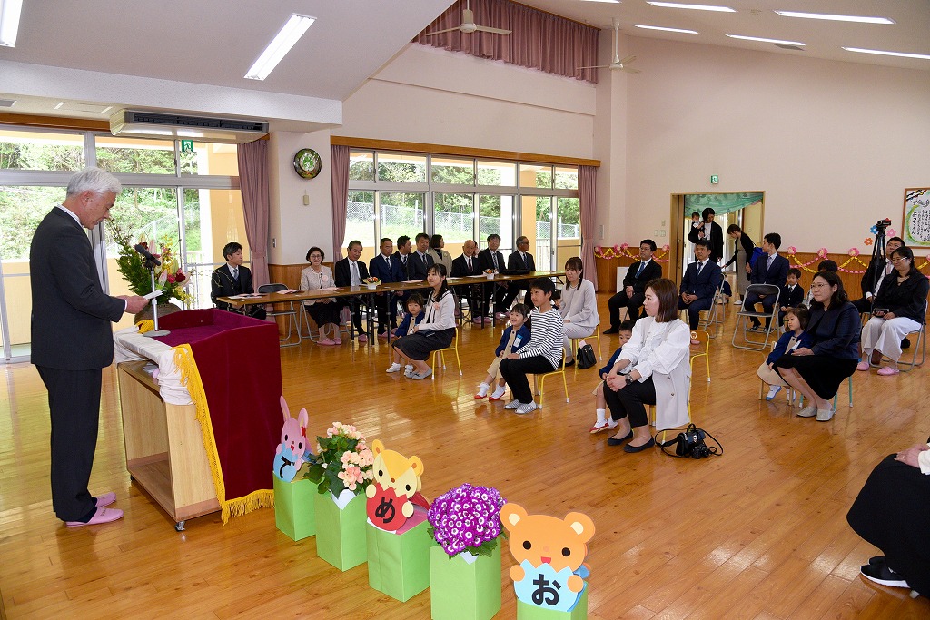 教育庁さんのお話を、新入園児が静かに聞いている様子