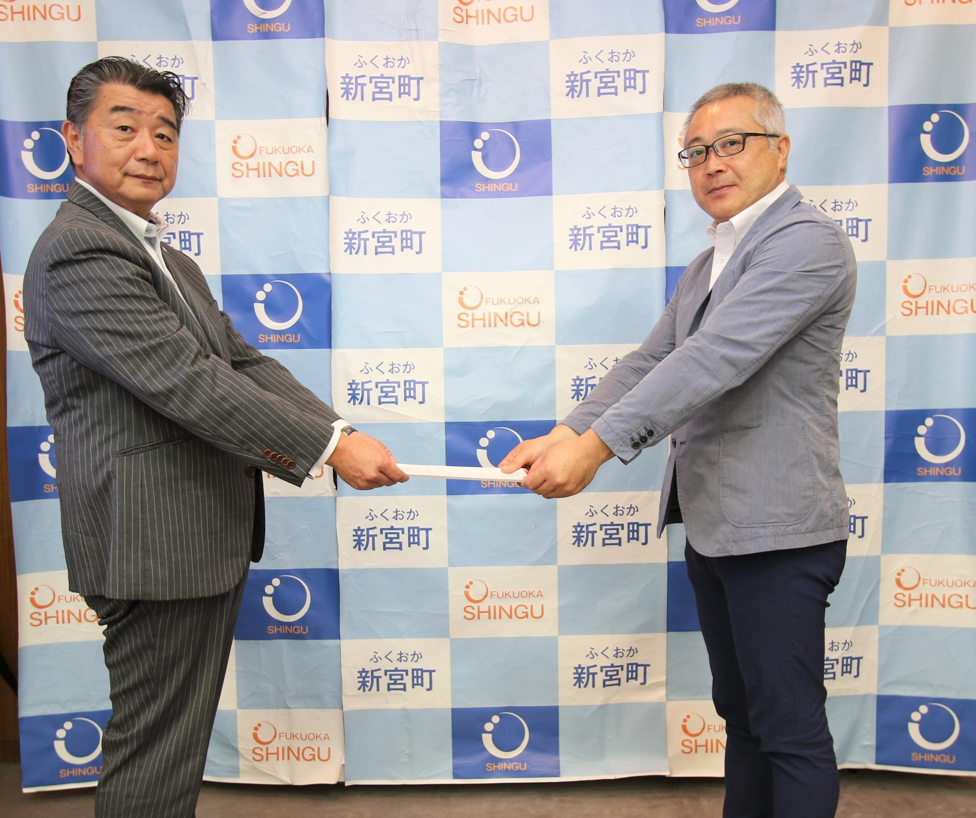 町長から松藤会長に諮問書を交付
