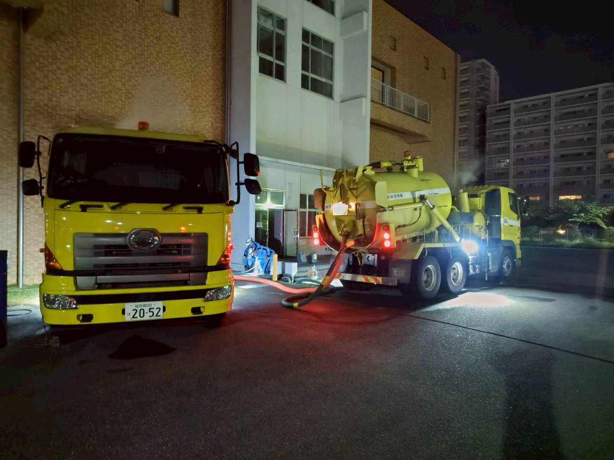 アクア新宮でのバキュームカーによる排水作業