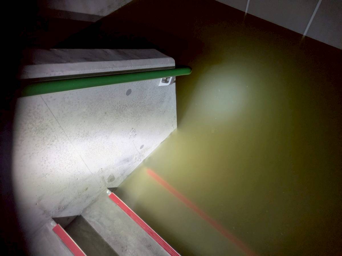 アクア新宮の階段が水没した画像