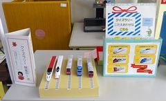 電車や新幹線、計5台の模型が並べられている写真