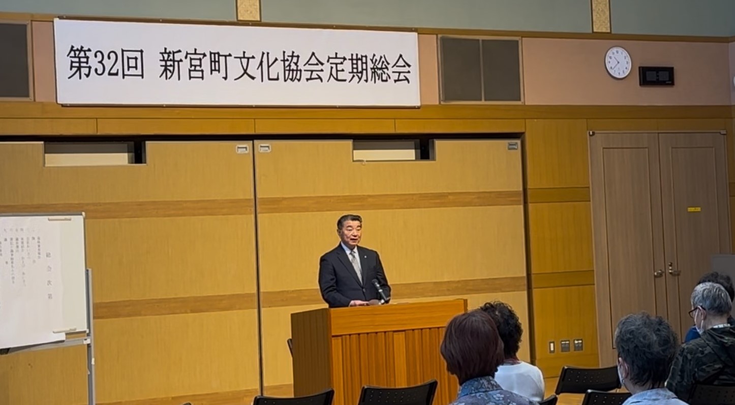 総会であいさつする町長