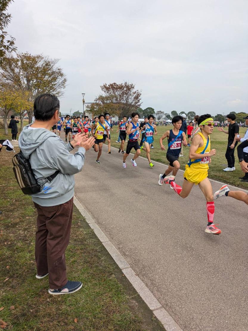 スタート直後の第1ランナーが走るすぐ間近で応援する町長