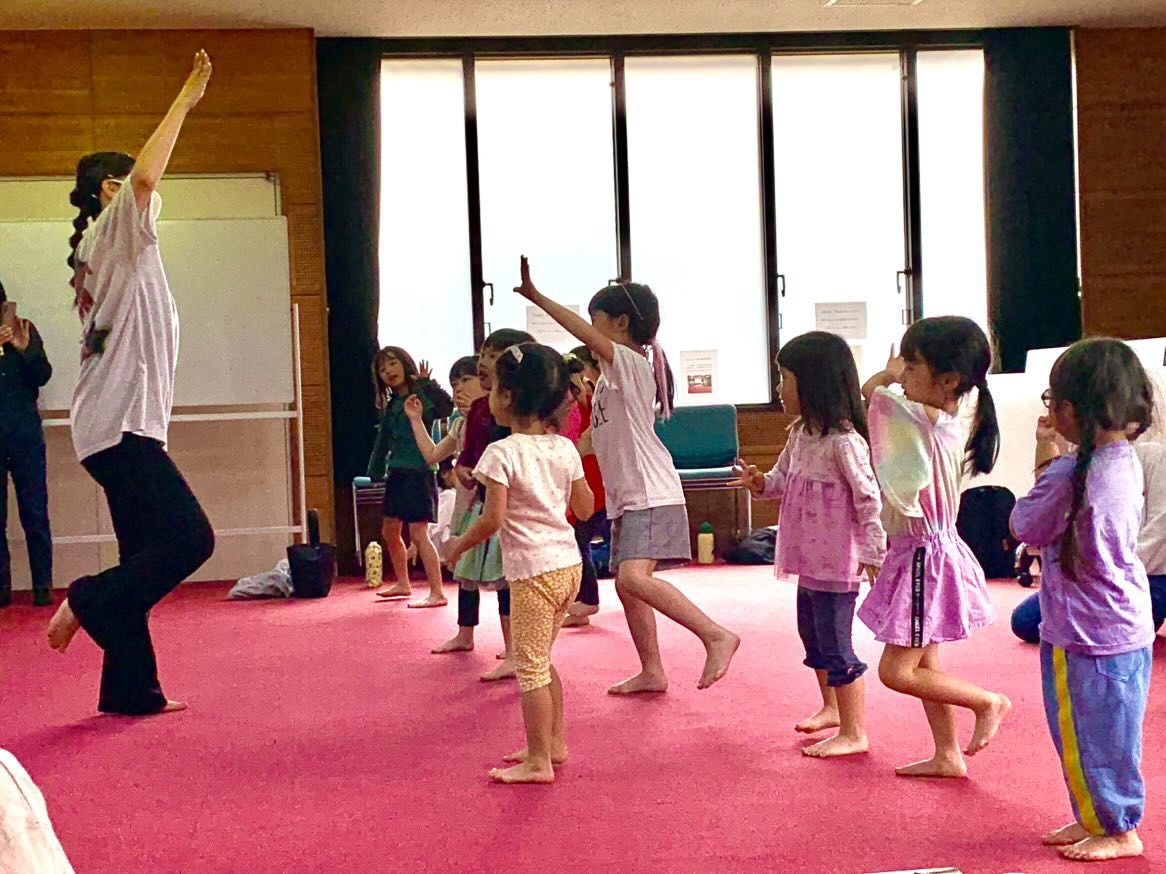こどもたちがダンスを踊っている様子