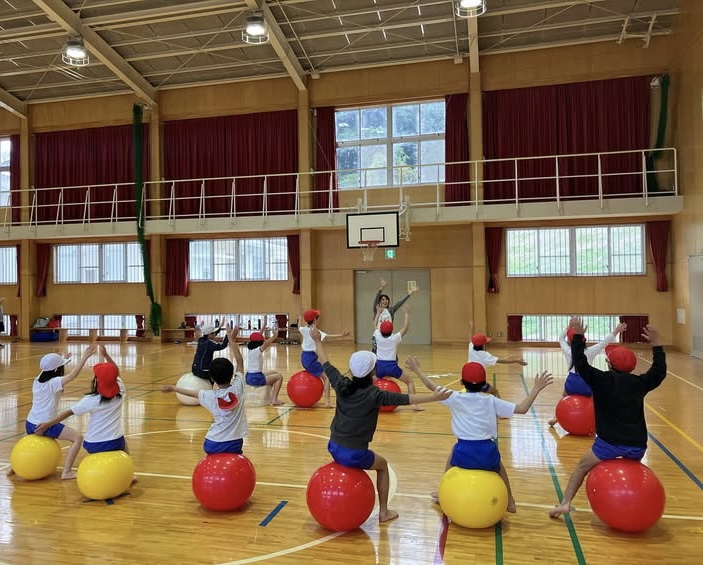 バランスボールで弾んでいる様子
