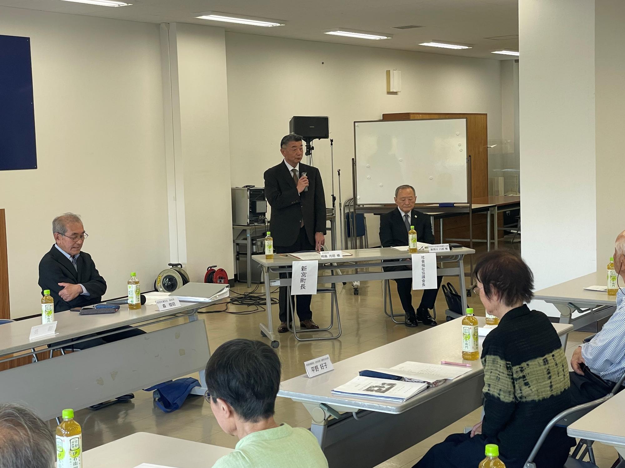 挨拶をする町長