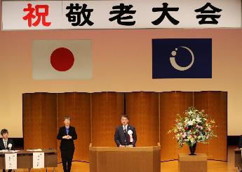 令和5年度敬老大会であいさつをする町長