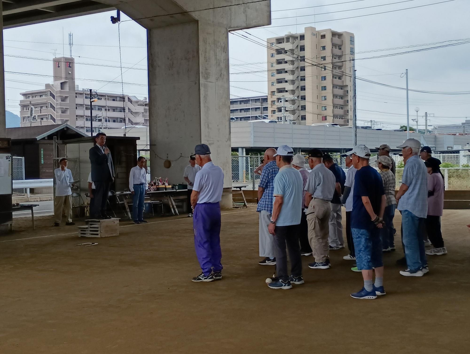 ゲートボール大会で挨拶をする町長