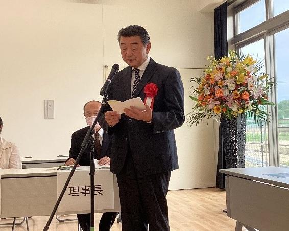 祝辞を読み上げる桐島町長