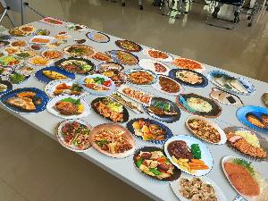 並んでいる食事カード