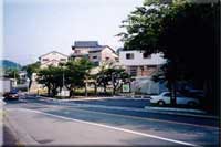 道路沿いにある登山者駐車場入り口の写真