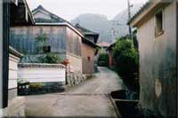 住宅の合間にある細い坂道の写真