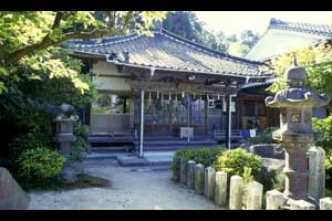 立花山にある独鈷寺の本堂の写真