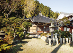 周囲を木々に囲まれた独鈷寺の写真