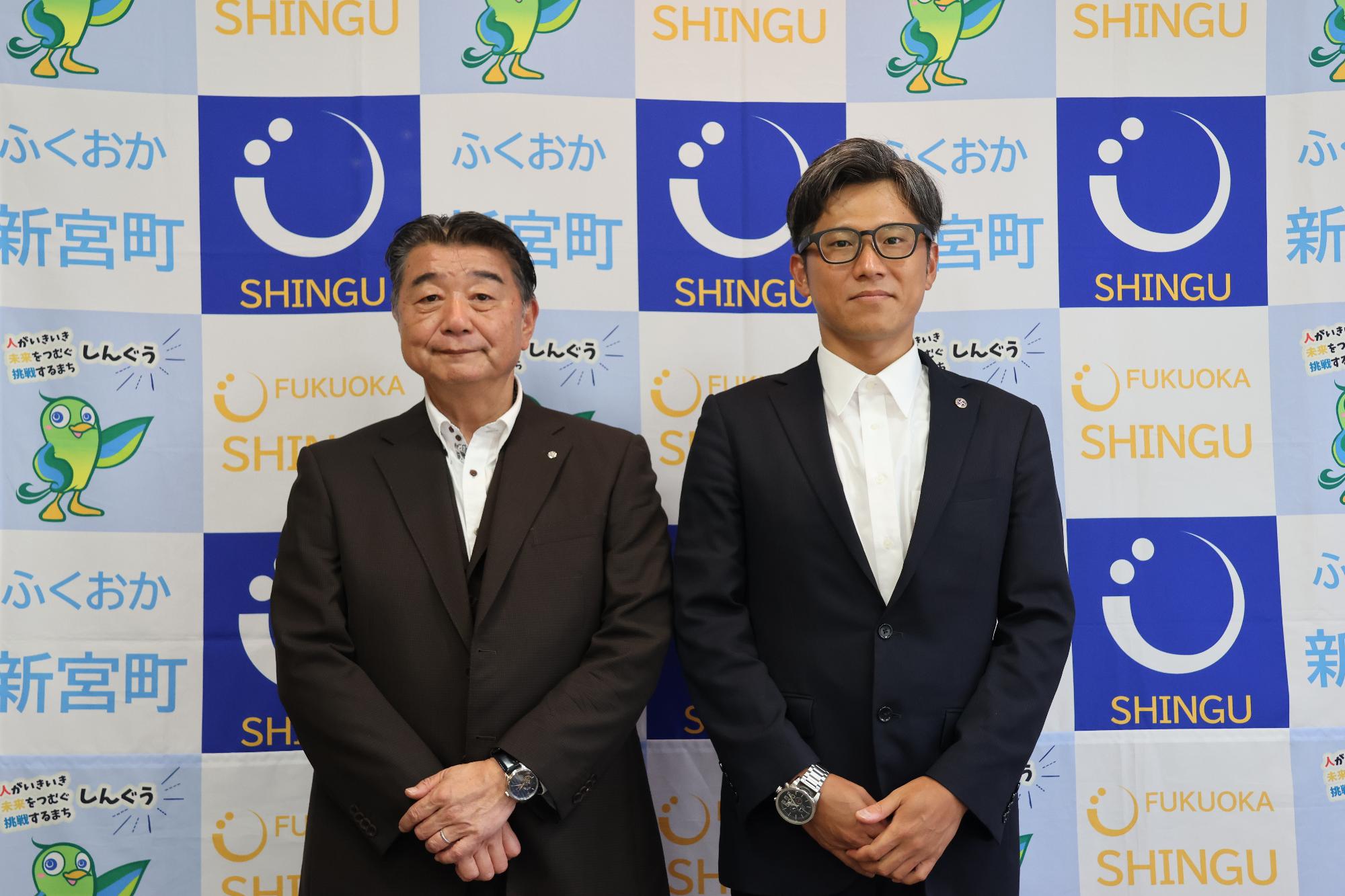 桐島町長（左）と樋口敬さん（右）