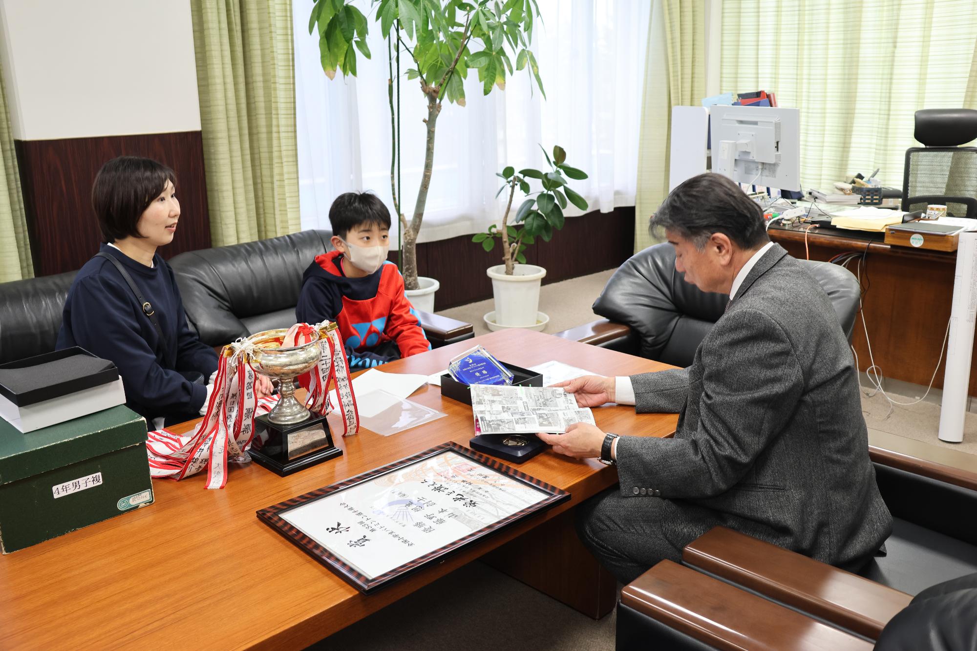 賞状やトロフィーを拝見しました