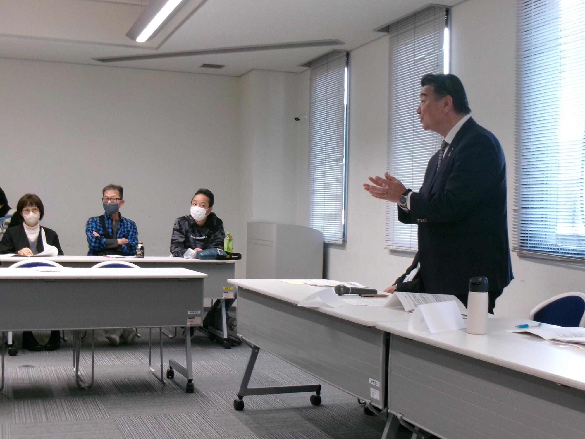 夜臼3区行政懇談会で町長が説明する様子