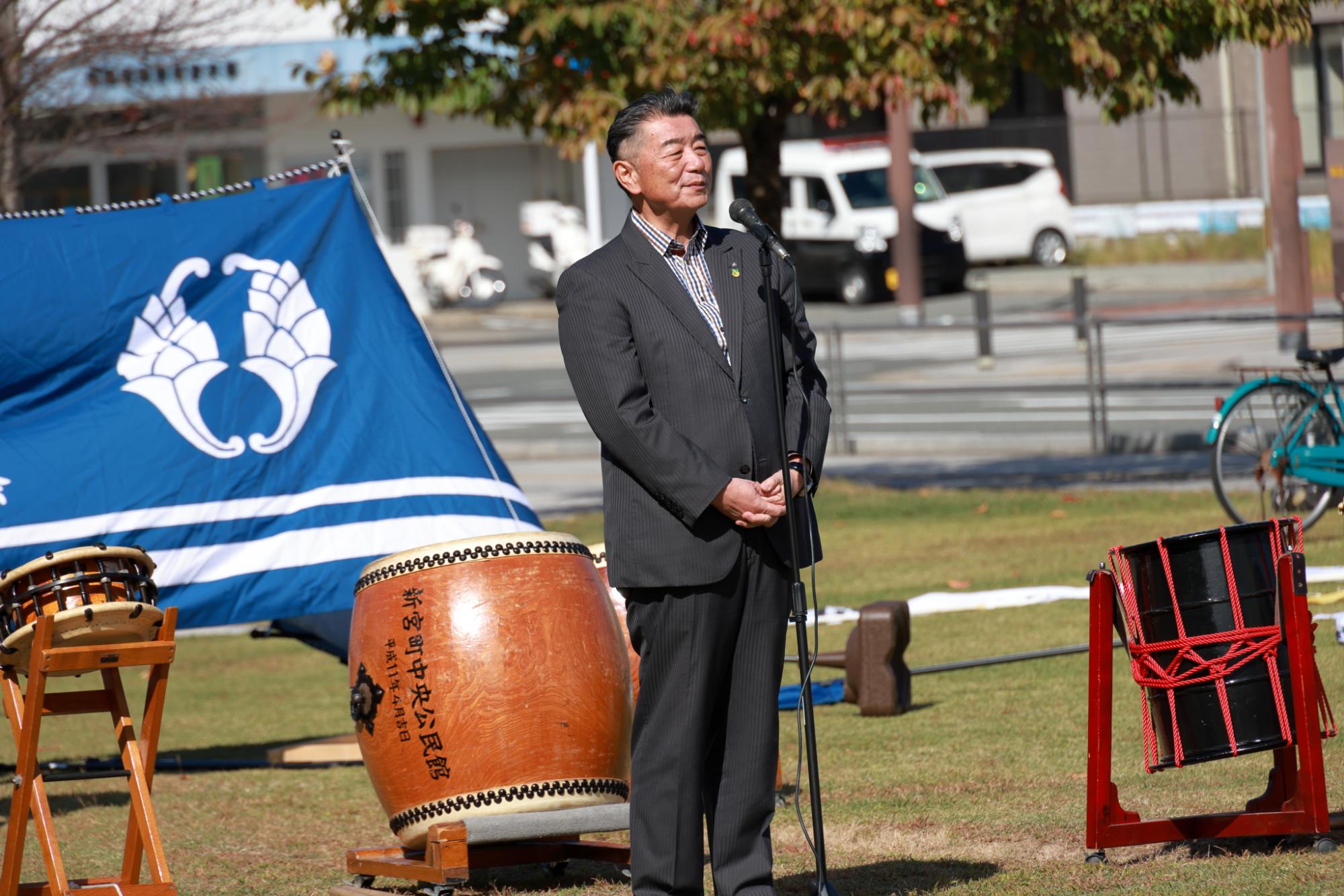 会場にてあいさつをする町長