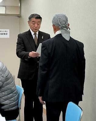 住居表示を実施すべき区域の字の区域並びに名称の変更を実施するため、審議会会長に諮問書を交付しました