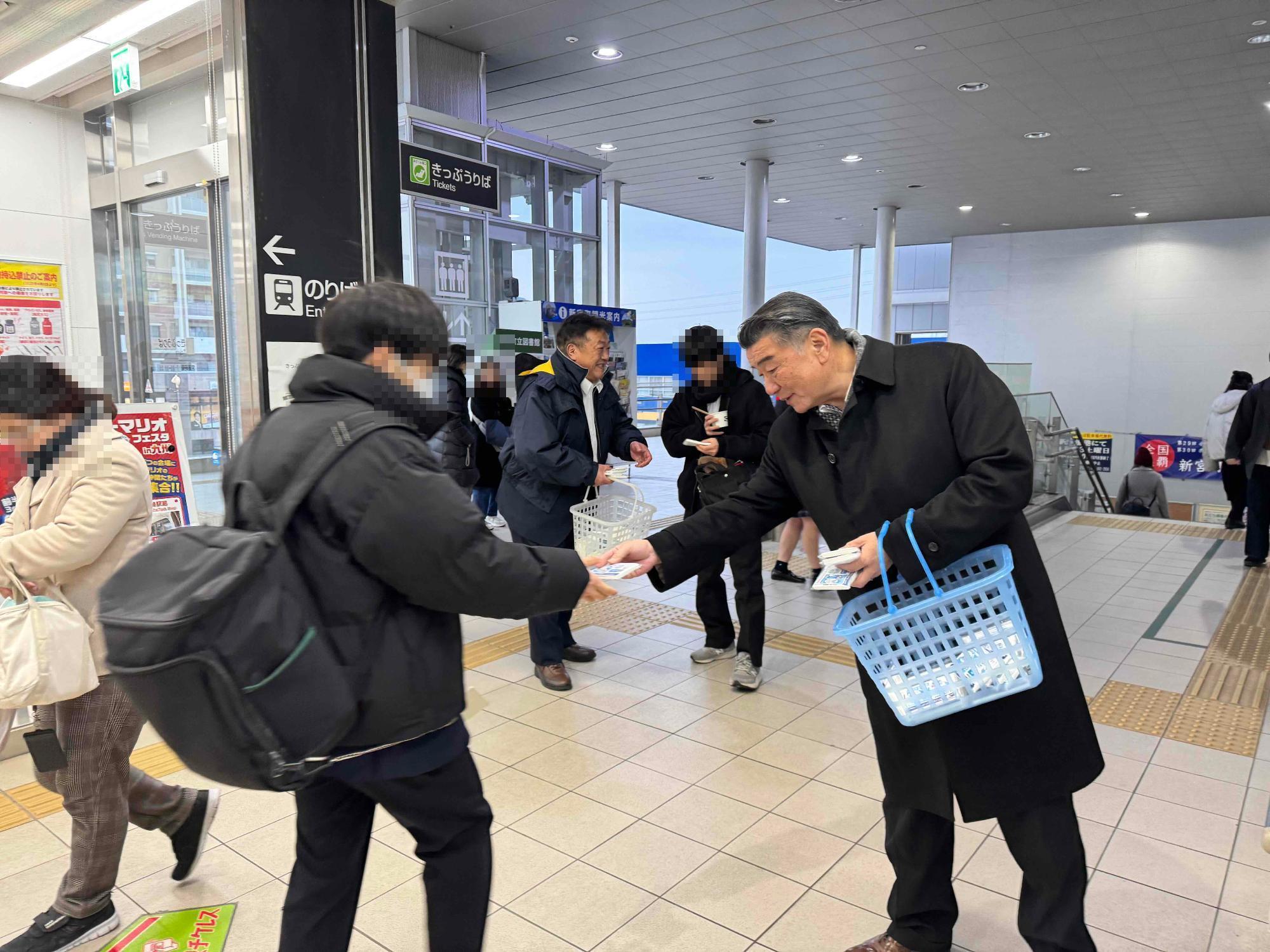 啓発物品を渡す桐島町長（2）